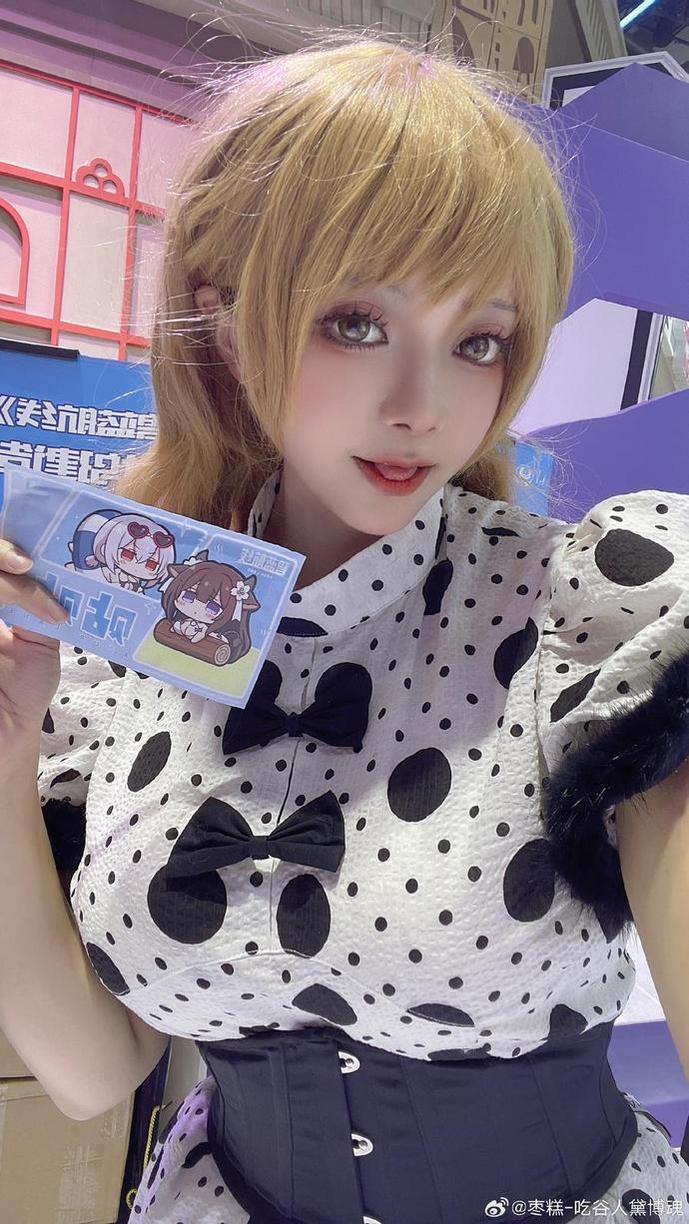 一组coser的精彩演绎，构成了“枣糕下野病弃疗合集”。